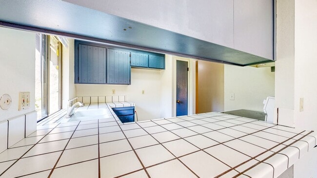 Building Photo - Bright and Beautiful 2 Bedroom 2 Full Bath...