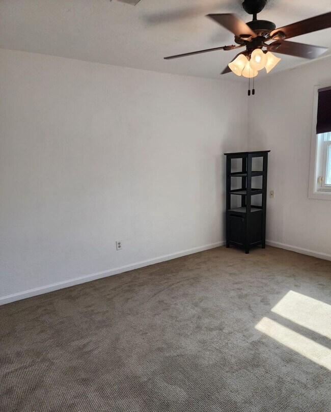 Building Photo - Beautiful house for Lease in Manor Downtow...