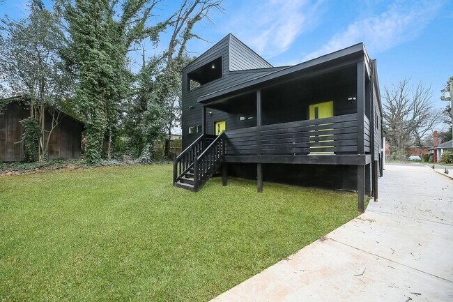 Building Photo - Room in 3 Bedroom Home at State St