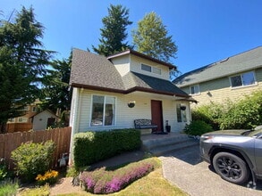 Building Photo - Quiet 3-Bed, 1.5-Bath Home with Large Encl...