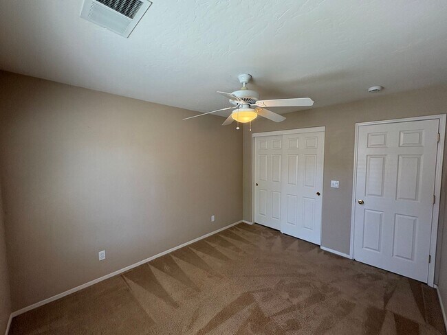 Building Photo - Lovely NW Visalia Home Near Shopping Centers Available Now!