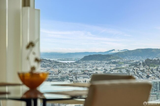 Building Photo - 425 1st St