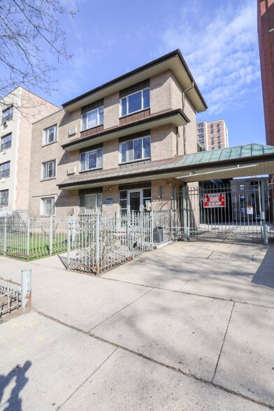 Building Photo - 945 W Wellington Ave