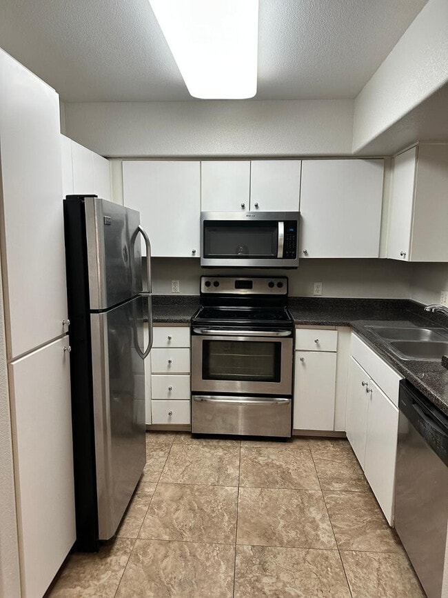 Building Photo - 1295 N Ash St