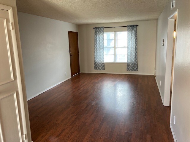 Spacious Living Room - 4715 SE Adams Blvd