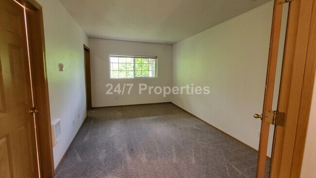 Building Photo - Cozy 1 BD | 1.5 BA Townhome with Patio - G...