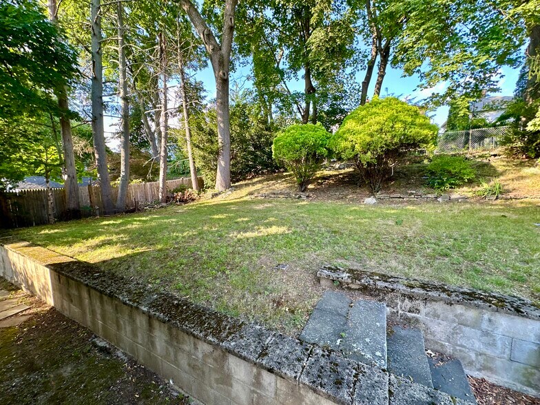 Building Photo - 35 Chesbrough Rd
