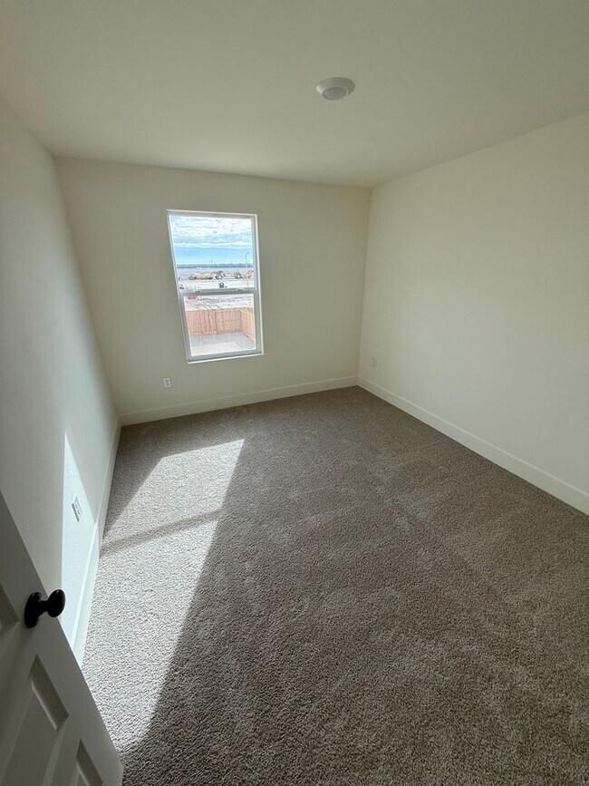 Building Photo - Stunning New-Construction two-story home 5bed 3bath