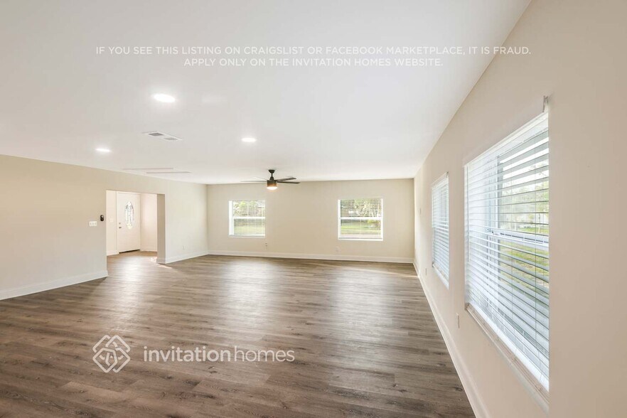 Building Photo - 4000 Marlin Dr SE