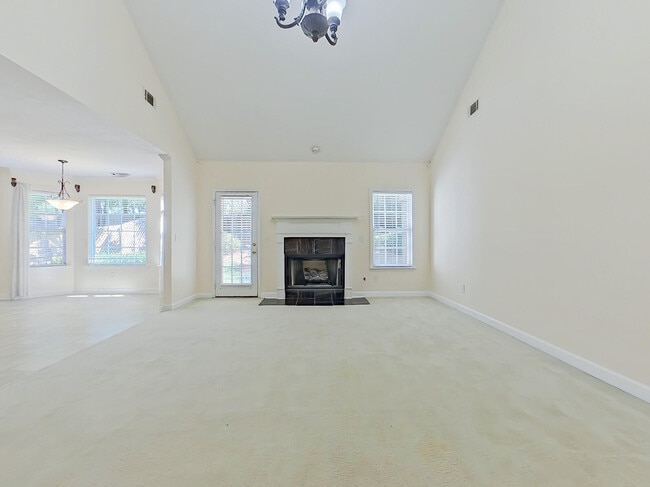 Building Photo - 615 Ventana Dr