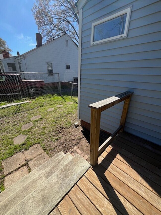 Building Photo - Newly-RENOVATED 2/1 House in a prime location!