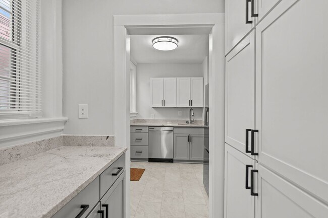 Building Photo - Modern Living in the Heart of Ghent – Walk to EVMS!