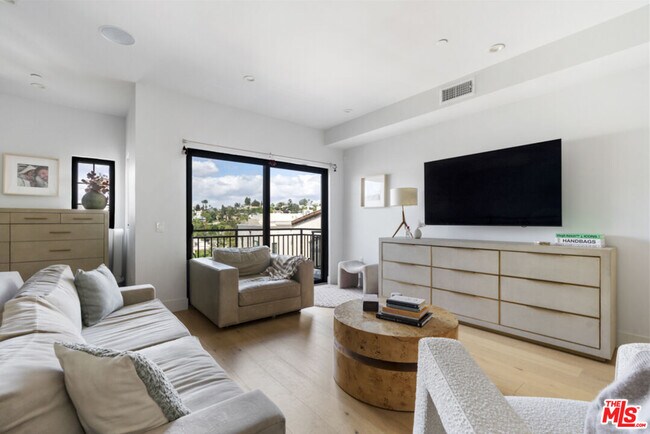 Building Photo - 738 Parkman Ave