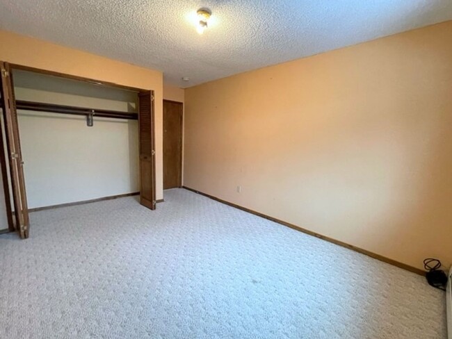 Building Photo - East Anchorage Four Bedroom Home with Bonu...
