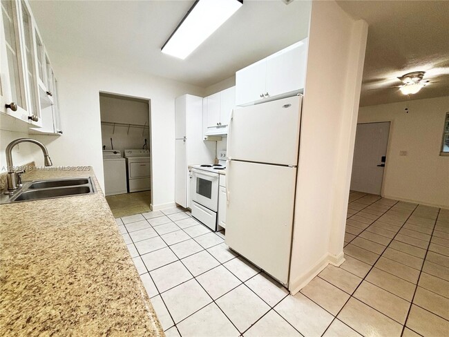 Building Photo - 560 SW 50th Terrace