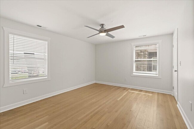 Building Photo - AVAILABLE NOW! 2 Bedroom 1 Bathroom Duplex in Kansas City $1400