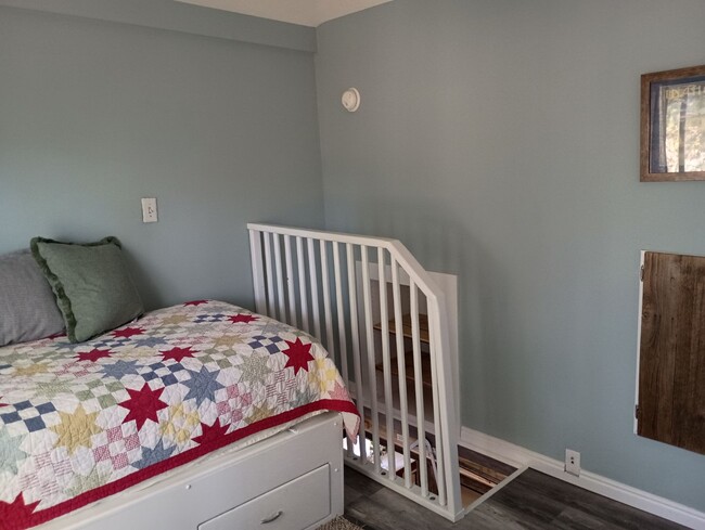 Loft bedroom - 2914 W Woodlawn Ave