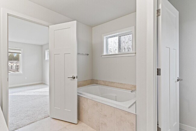 Building Photo - Bueaitful 4 bedroom home with 1 bed 1 bath MIL!