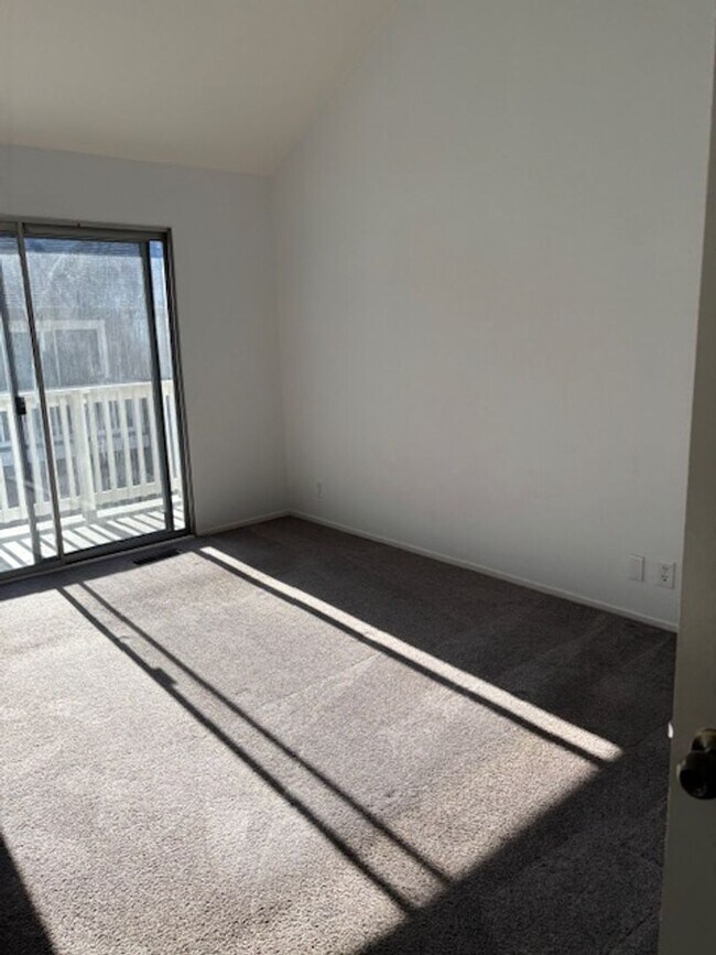 Building Photo - Lovely Pleasanton Townhouse