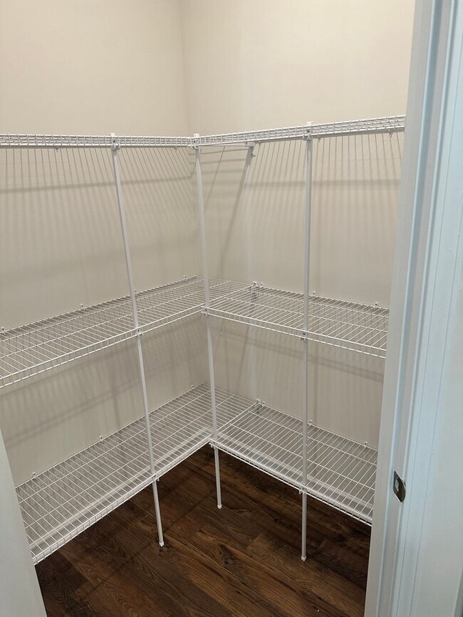 Building Photo - Gourgeous Brand New 4 bedroom Home near La...