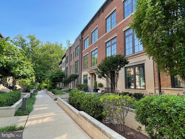 Building Photo - 3721 Chevy Chase Lake Dr