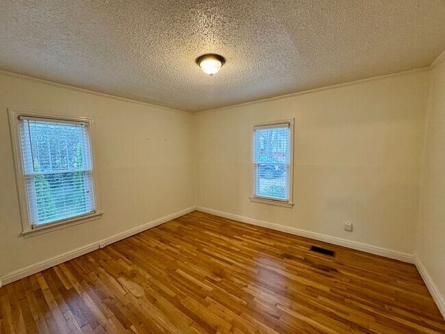 Building Photo - Just in time for the Holidays-Medical District Location, Character Galore