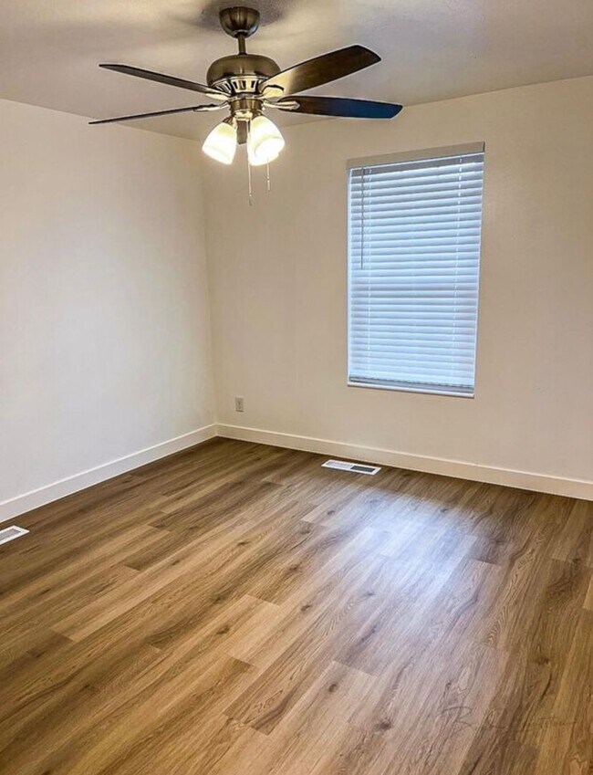 Building Photo - 600 N 2450 E