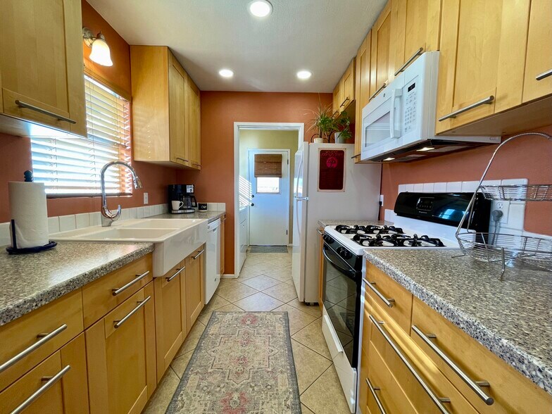 Building Photo - 7546 Sahara Ave