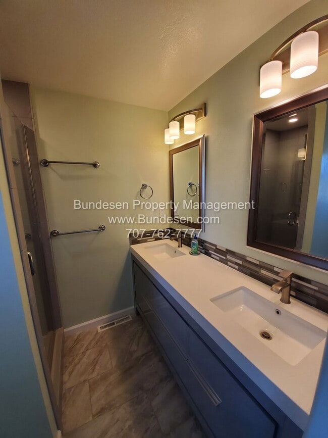 Building Photo - Beautiful 4 Bedroom Home with Pool – Easts...