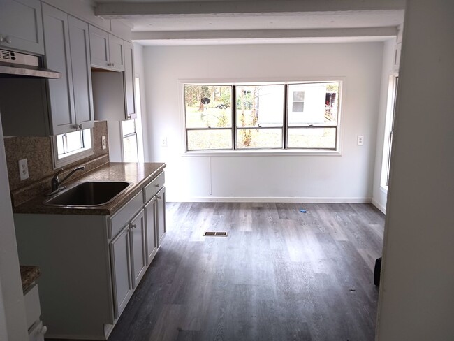 Building Photo - Two Bedroom Mobile home on Large Lot!