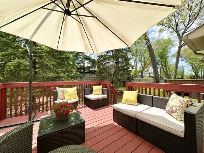 Building Photo - Beautifully Updated 2-Bedroom Townhouse w/...