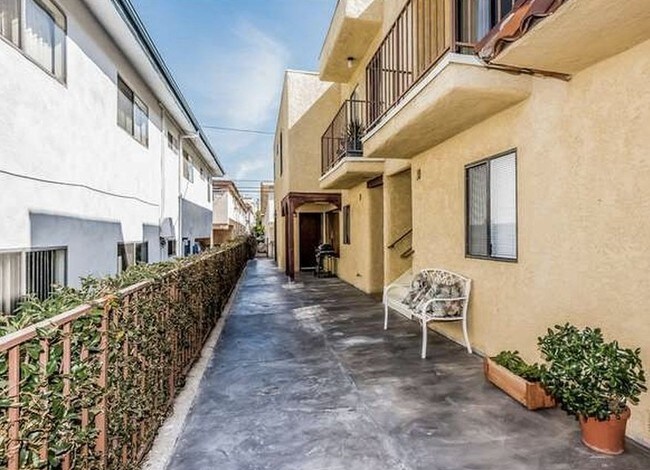 Path to Condo - 1606 S Barrington Ave