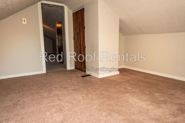 Building Photo - 702 S 51st St