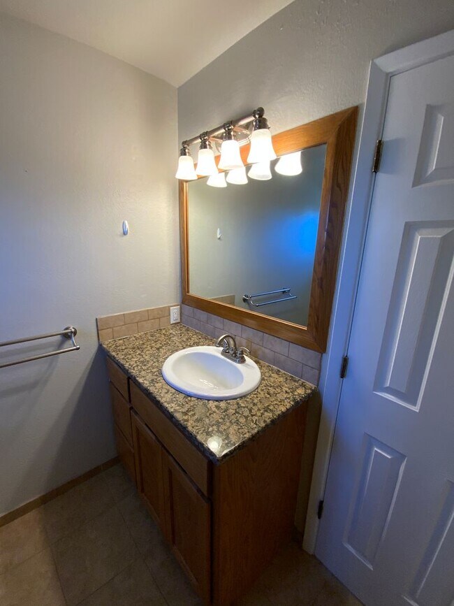 Building Photo - 5 Bedroom Home Available Near Wyoming Blvd NE & Comanche Rd NE!