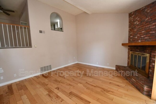 Building Photo - 580 Rosewood Ave
