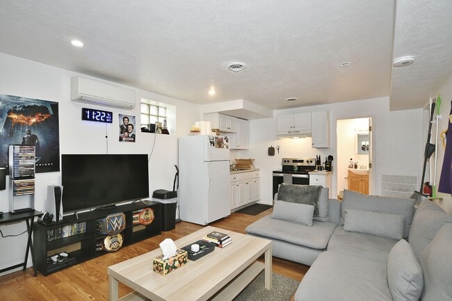 Primary Photo - 2102 West St