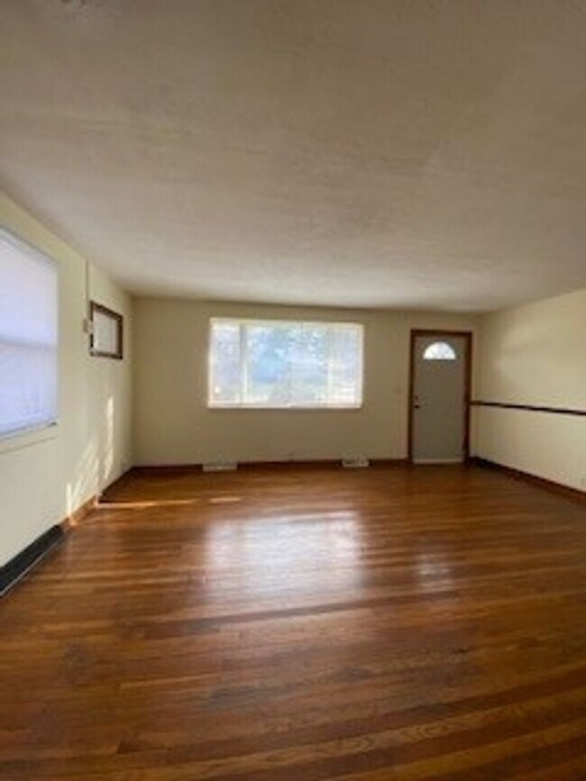Building Photo - 55363 Lexington Ave
