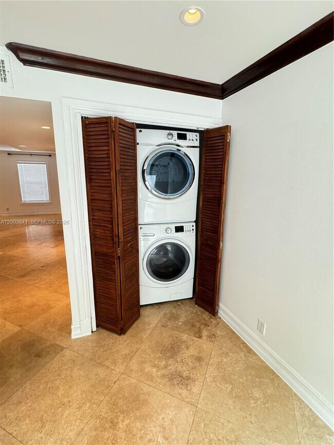 Building Photo - 3920 Woodside Dr