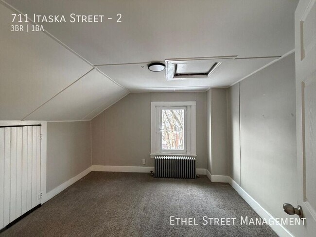 Building Photo - 711 Itaska St