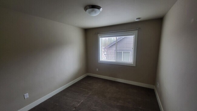 Building Photo - 3 Bed 2.5 bath plus bonus-Fenced-corner lo...