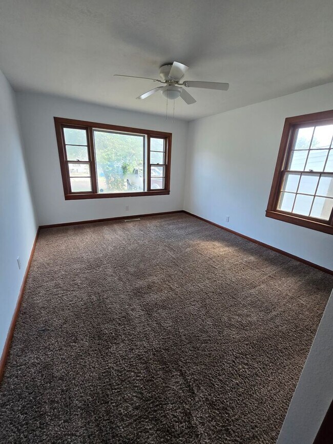 Building Photo - Spacious 2 Bedroom, 1.5 Bath Home in Sprin...