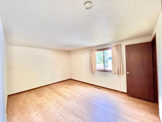 Building Photo - 3 Bed 2 Bath Close to Hughes Staduim