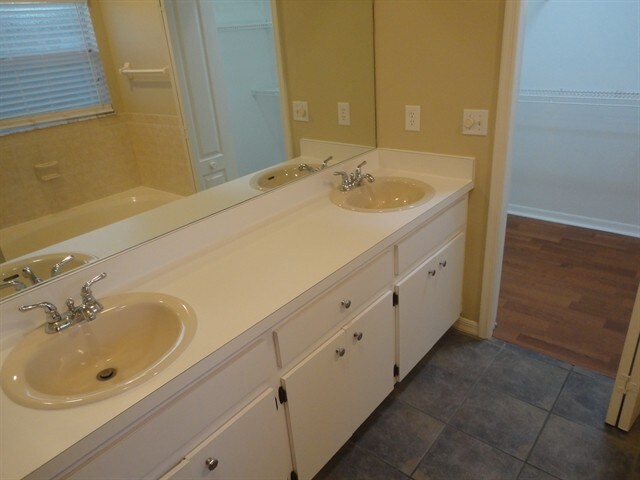 Building Photo - 1933 Woodcut Dr