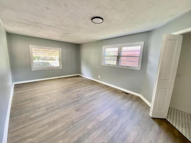 Building Photo - 2104 Linde St NW