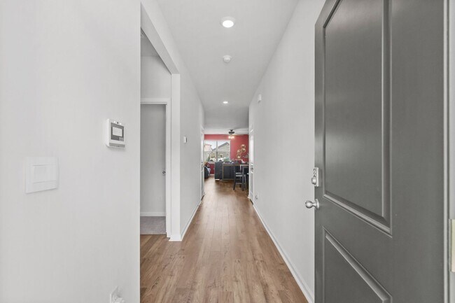 Building Photo - Stunning 3BR/2BA Smart Home in The Landing at Astoria Park!
