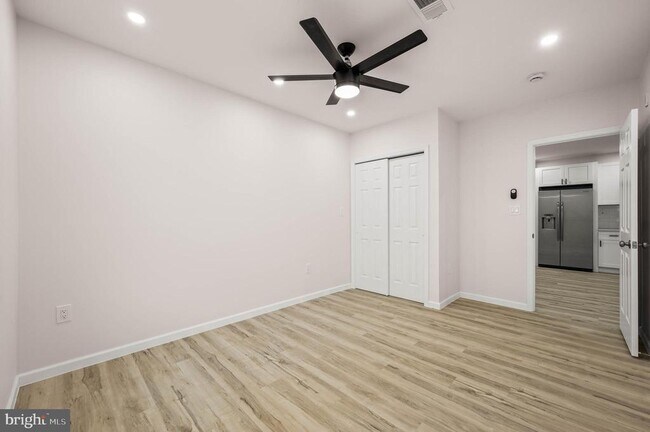 Building Photo - 437 W Girard Ave