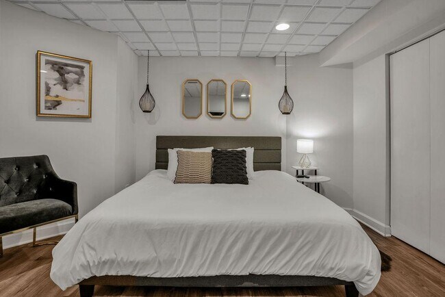 Building Photo - 3636 N Racine Ave