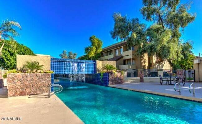 Building Photo - Dobson Bay Club