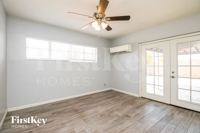 Building Photo - 2417 E Earll Dr