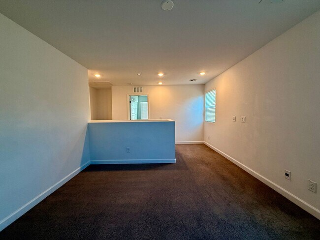 Building Photo - 3 BED 2.5 BATH 2 CAR GARAGE TOWNHOUSE w/ P...